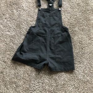 cute summer aerie grey oversized overall shorts! 👙🕶
